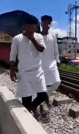 Mahbub與友人在路軌旁拍TikTok片,未留意列車從後駛近。(互聯網)