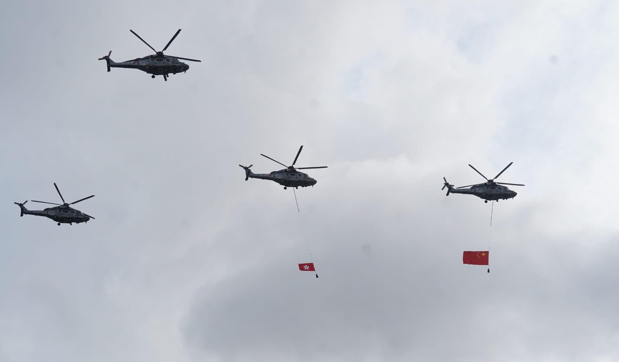 飛行服務隊的直升機亦在上空飛過。