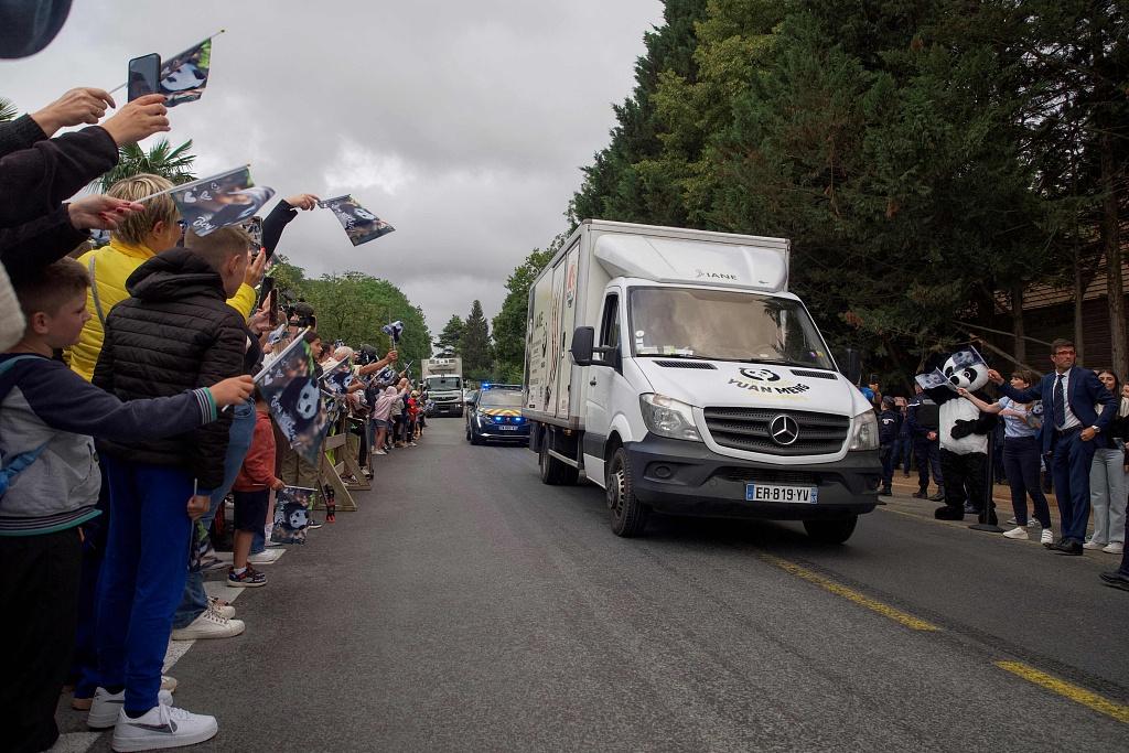 沿途大批民眾夾道送別「圓夢」。(X)