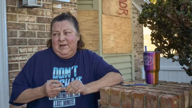 Kathryn Faver站在她的新屋外訴說苦況。(網上圖片)