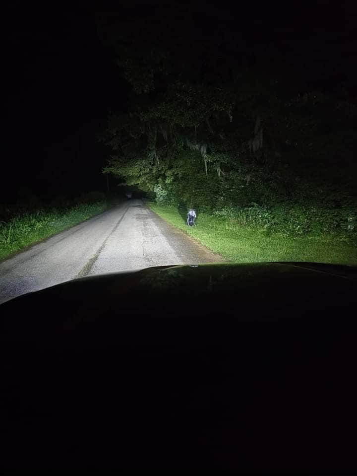 半夜開車驚見路旁有嬰兒車,地產經紀警告:千萬唔好落車。(FB)