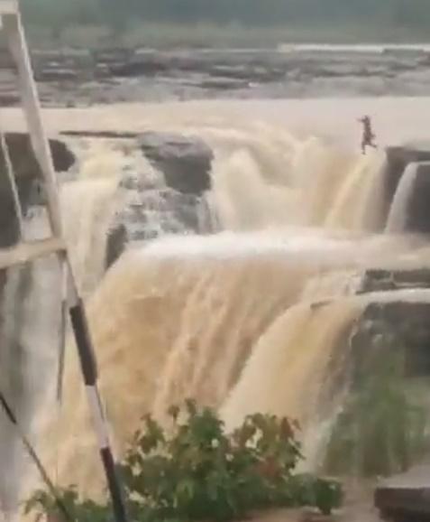 女子待了一會,還是跳下去,嚇得現場民眾尖叫。(Twitter)