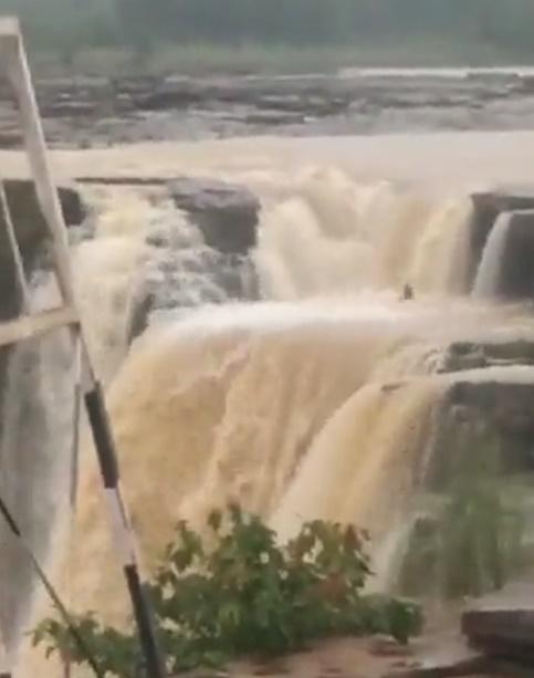 女子先跌落約4米高的水中,隨即被喘急的水流沖到逾20米高的瀑布。(Twitter)