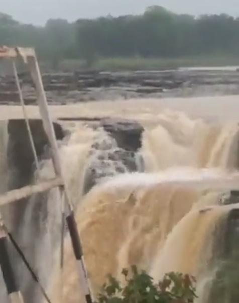 女子先跌落約4米高的水中,隨即被喘急的水流沖到逾20米高的瀑布。(Twitter)