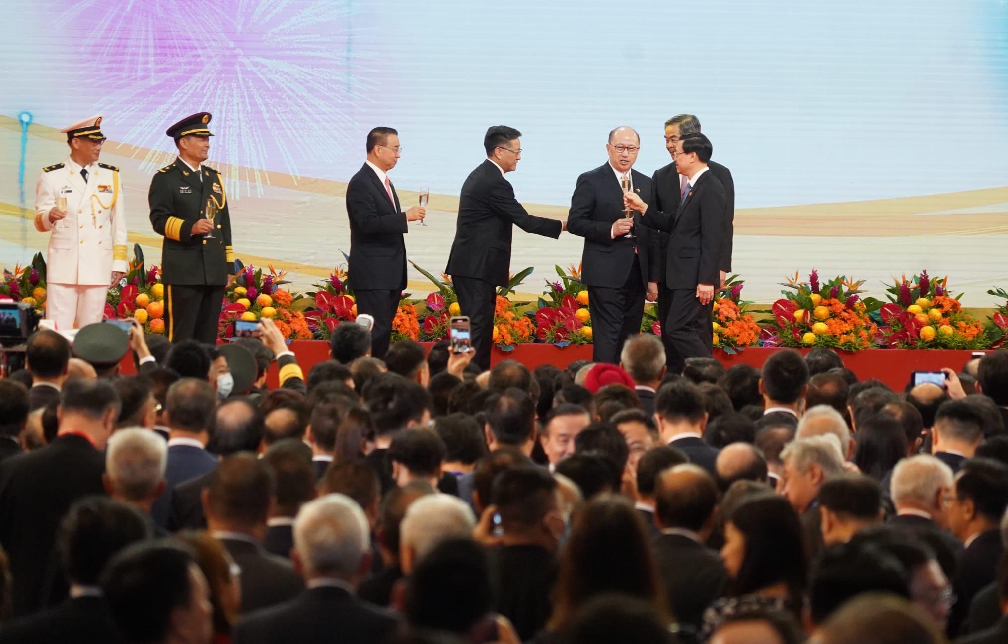 行政長官李家超在灣仔會展的慶回歸酒會上致辭。