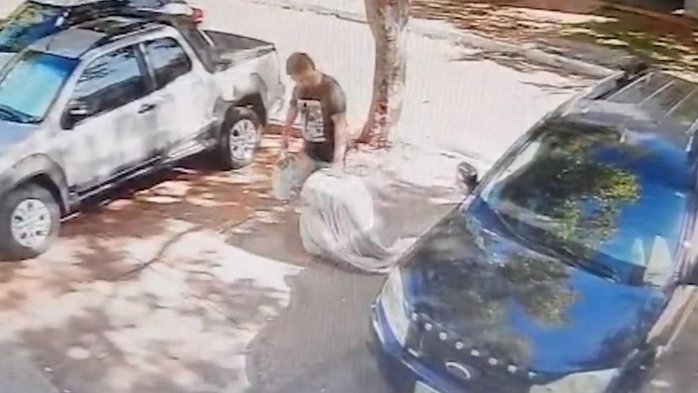 Daniel將昏迷的女童塞進行李喼後,用一塊白布掩蓋,將行李喼拖回寓所。(Twitter)