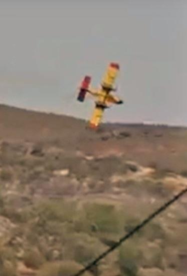 希臘空軍滅山火飛機墜毀2機師殉職,採訪變死亡直播。(X)