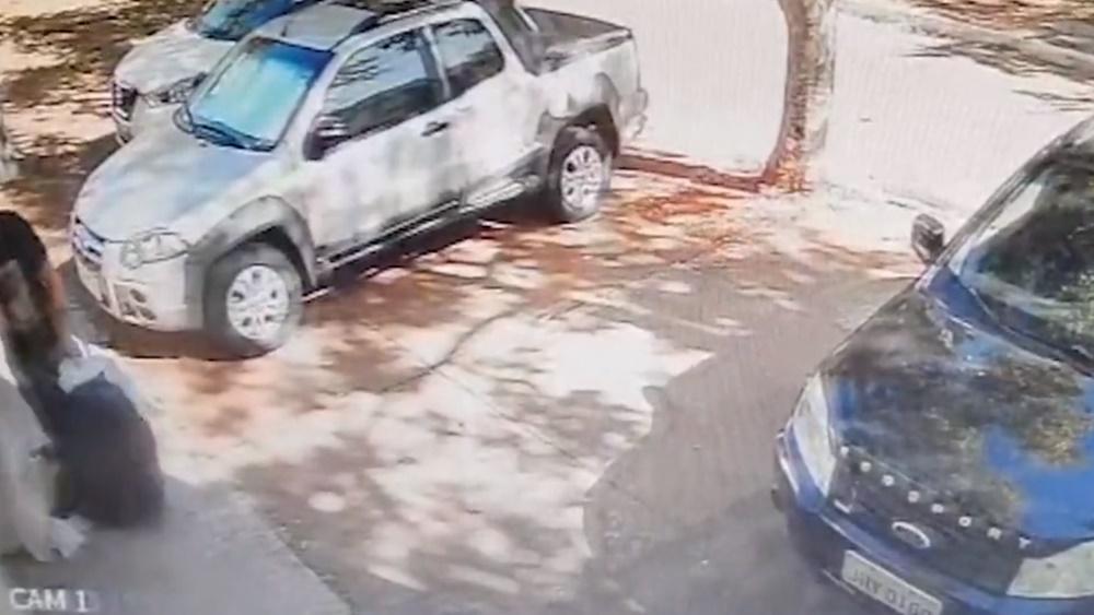 在門前才掀開白布,可見一個黑色的行李喼。(Twitter)