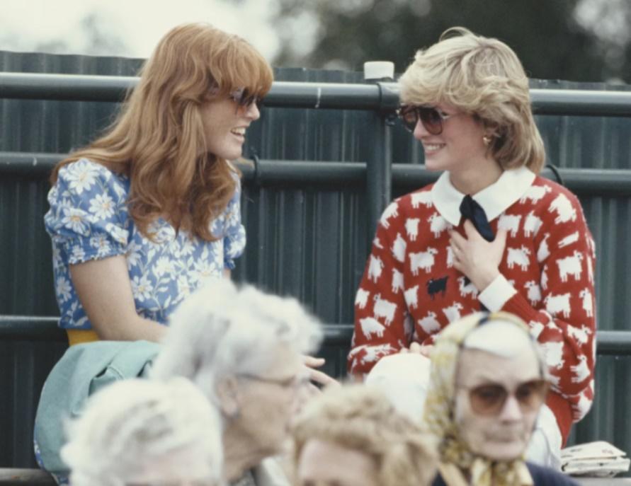 戴安娜多次身穿這件冷衫。(網上圖片)