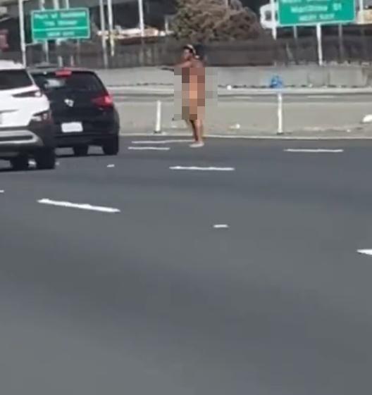 女子在路肩及車道上任意行走,對著高空及車輛開火。(X)