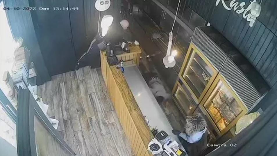 CCTV畫面顯示,Yelfri Guzman中槍後倒地後,Federico Pecorale仍不罷手,繼續向他開槍。(網上截圖)