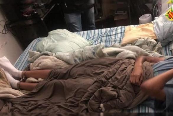 女童被發現時,就躺在Daniel的床上,雙腳被手扣鎖住。(Twitter)