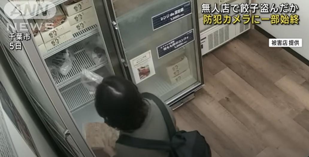 女子先後3次在雪櫃拿出商品後,就放入隨身攜帶的袋裡。(YouTube)