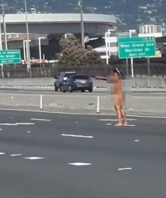 女子在路肩及車道上任意行走,對著高空及車輛開火。(X)