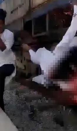 Mahbub與友人在路軌旁拍TikTok片,慘遭列車撞飛浴血。(互聯網)