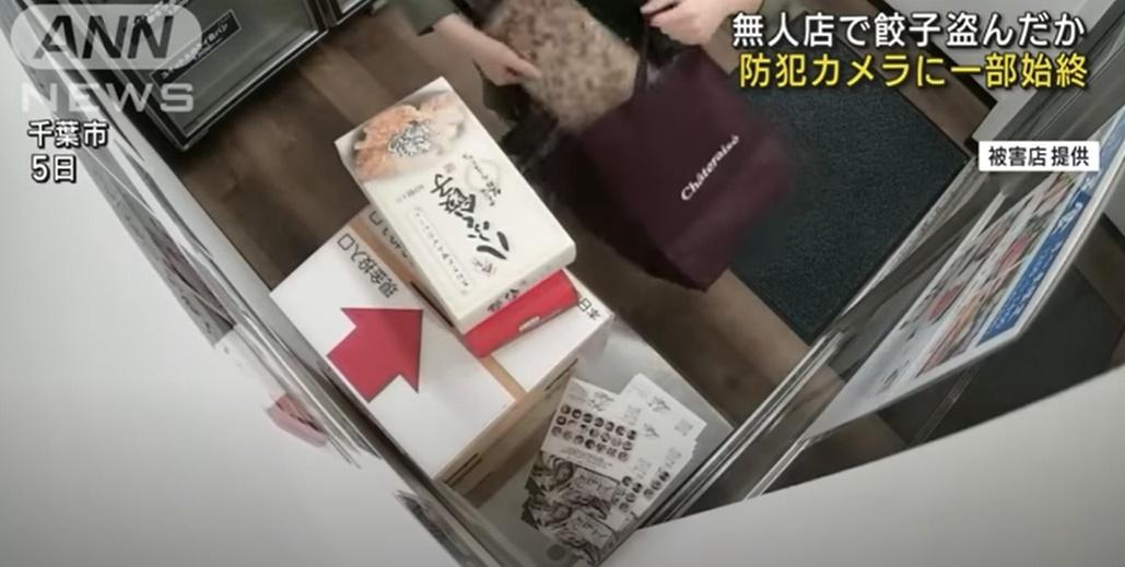 女子先後3次在雪櫃拿出商品後,就放入隨身攜帶的袋裡。(YouTube)