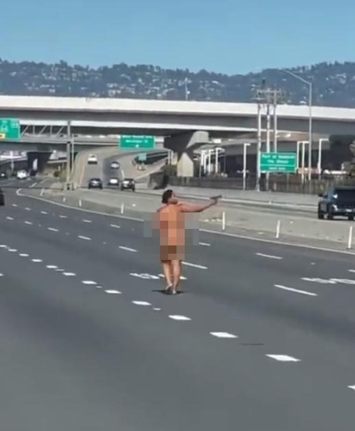 女子在路肩及車道上任意行走,對著高空及車輛開火。(X)