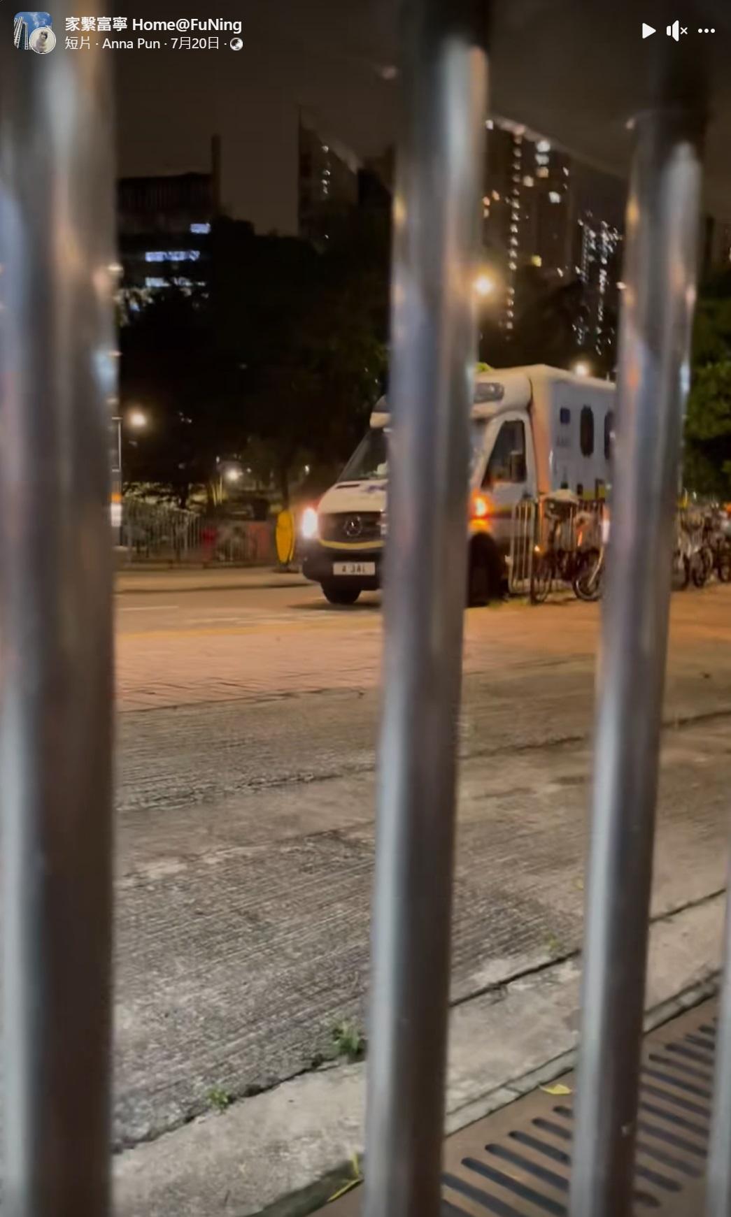 救護車在閘外等候。(網片截圖)