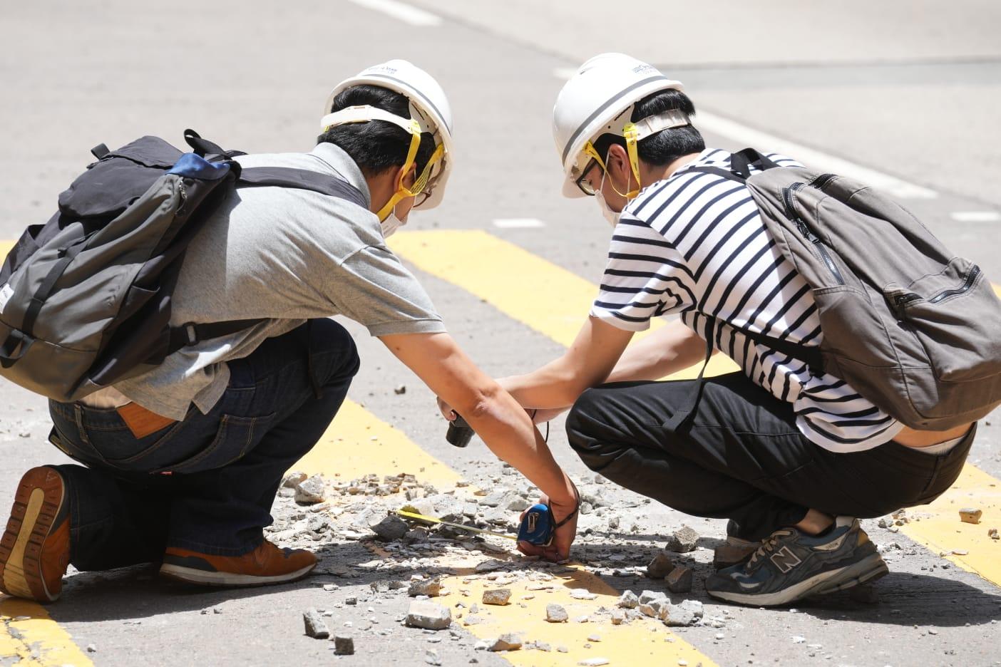 屋宇署職員量度及取走部分石屎。(陳奕釗攝)