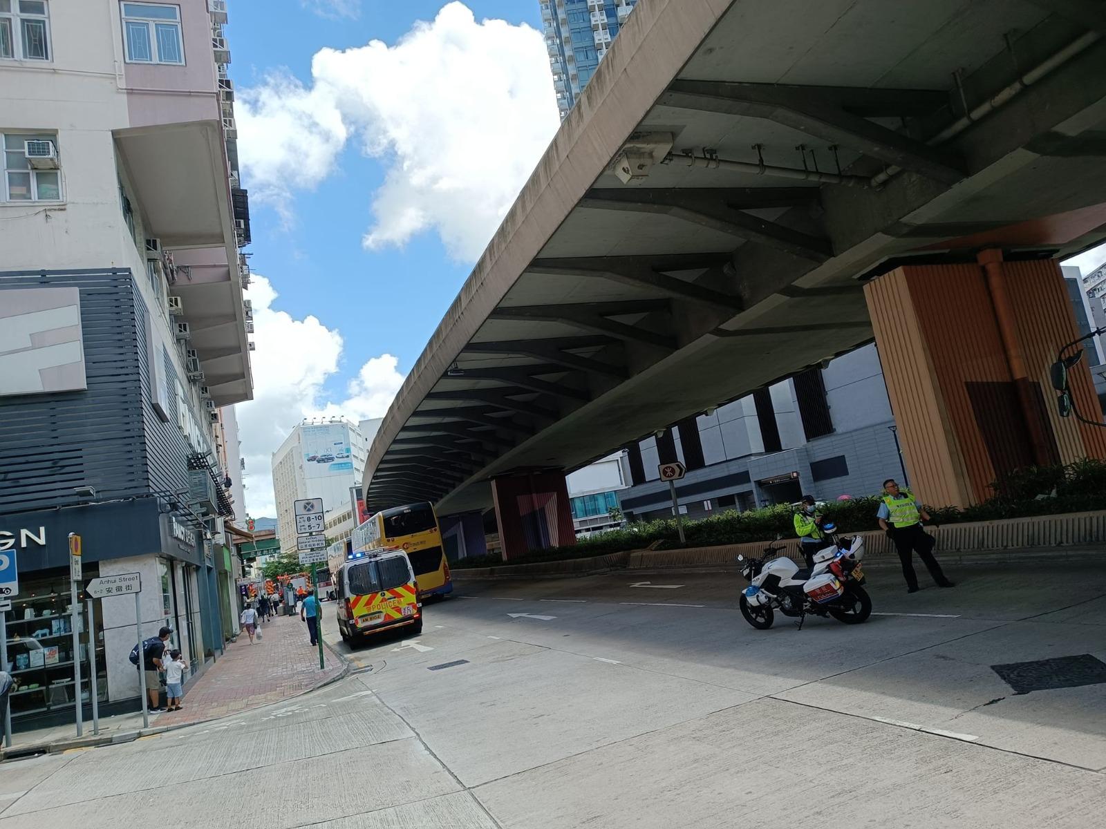 警方及消防接報到場,封鎖一段路面。(土瓜灣之友@fb圖)