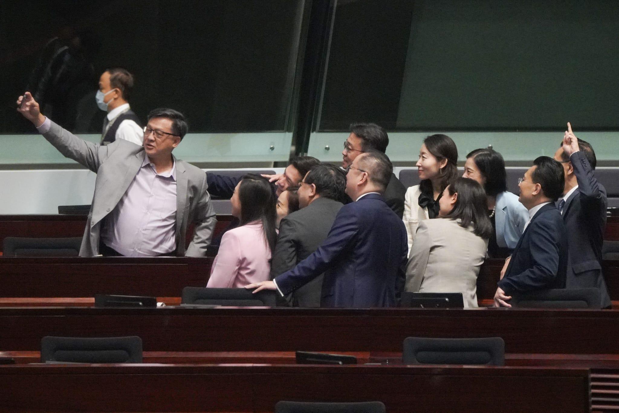 行政長官互動交流答問會,立法會議員何君堯與一眾議員拍照留念。(李睿哲攝)