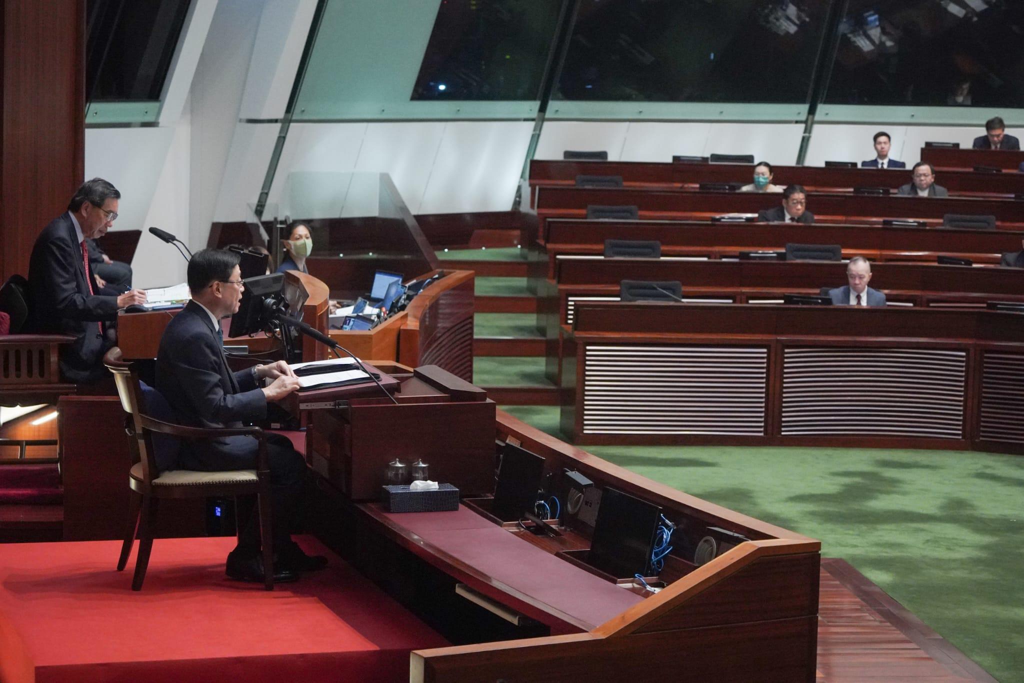 李家超出席任內第二次立法會互動交流會,與議員討論文化法治及應急安全問題。(李睿哲攝)