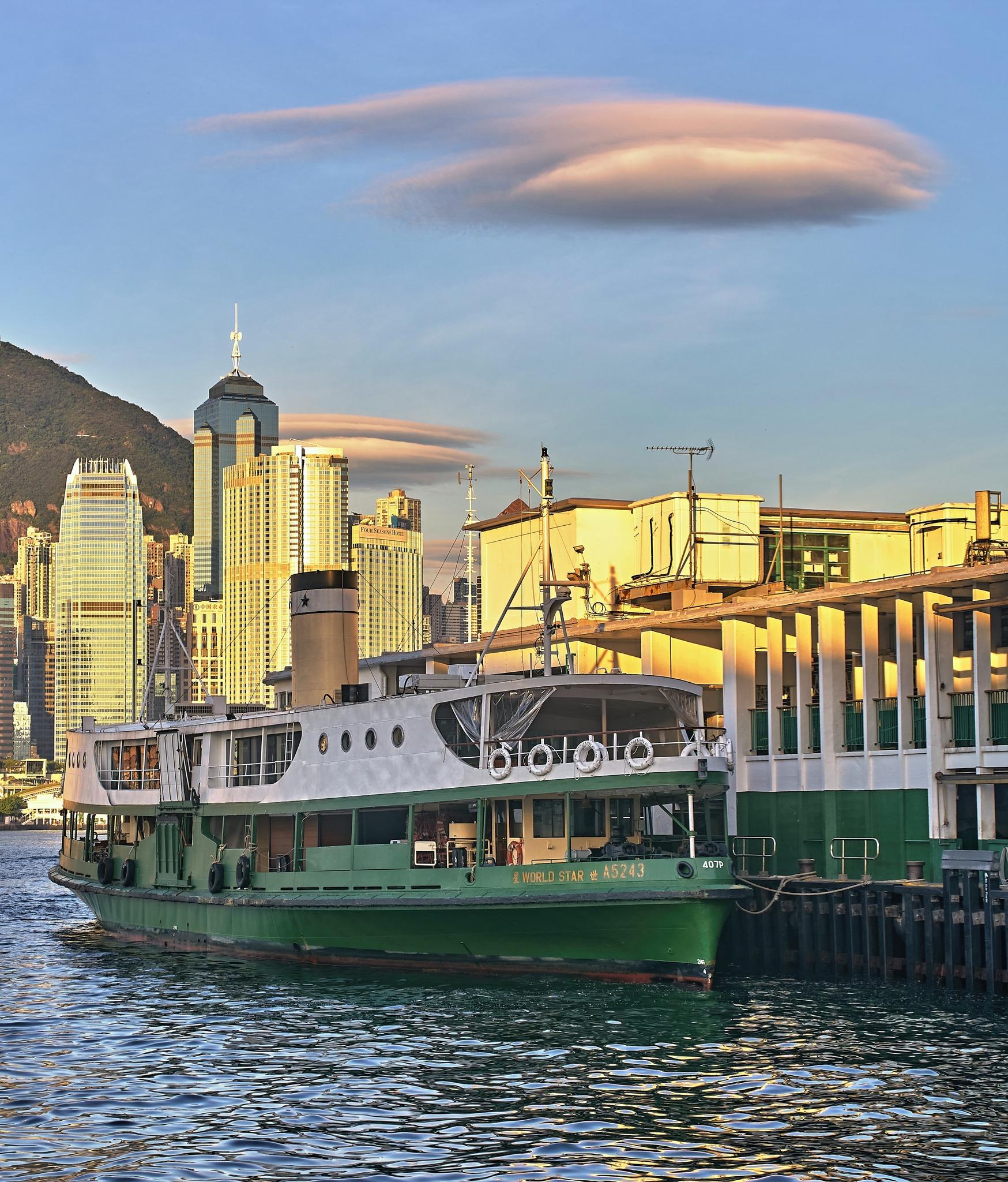 維港上空又出現俗稱「飛碟雲」的莢狀雲。(天文台fb@Chung Ming Lee攝)