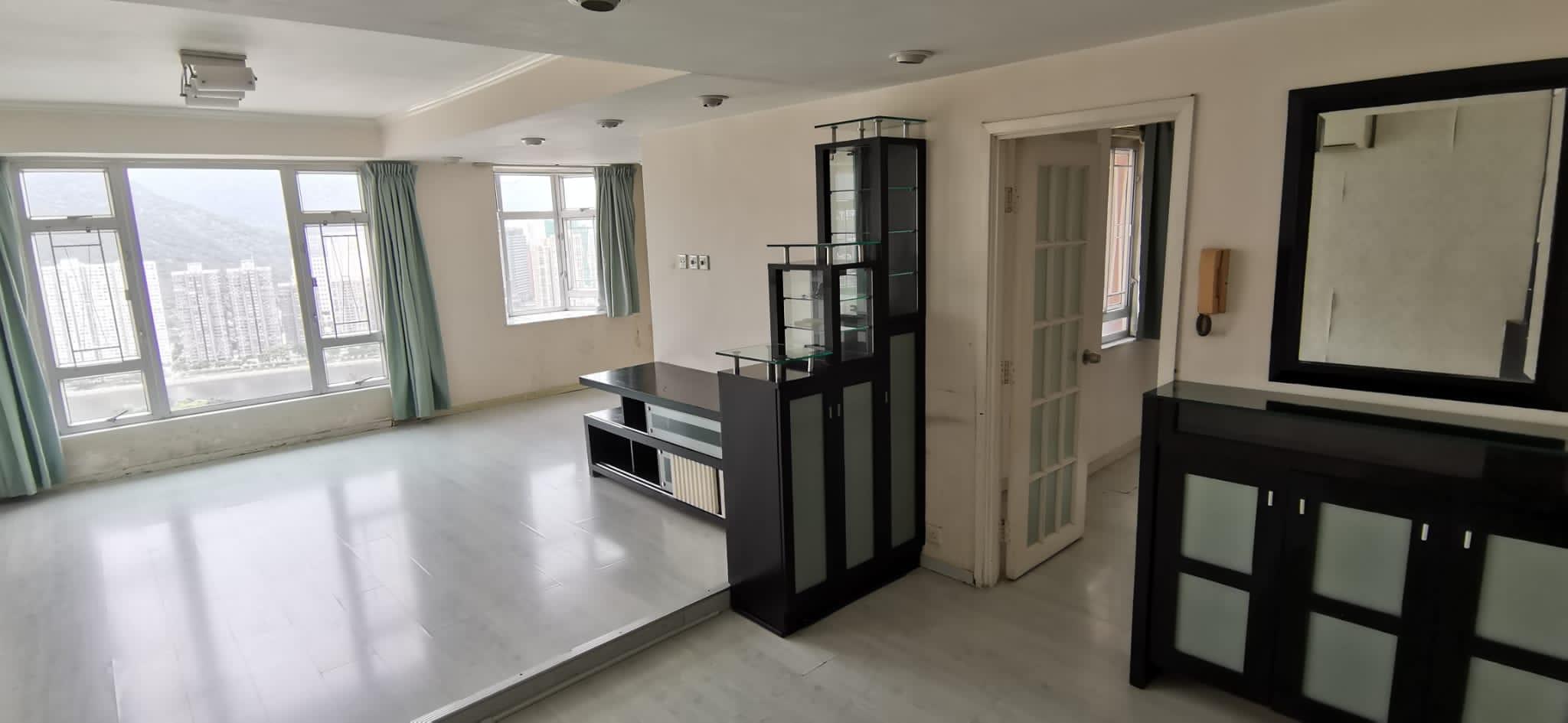 單位間隔十分闊落,以白色為主調,更顯一室寬敞舒適。