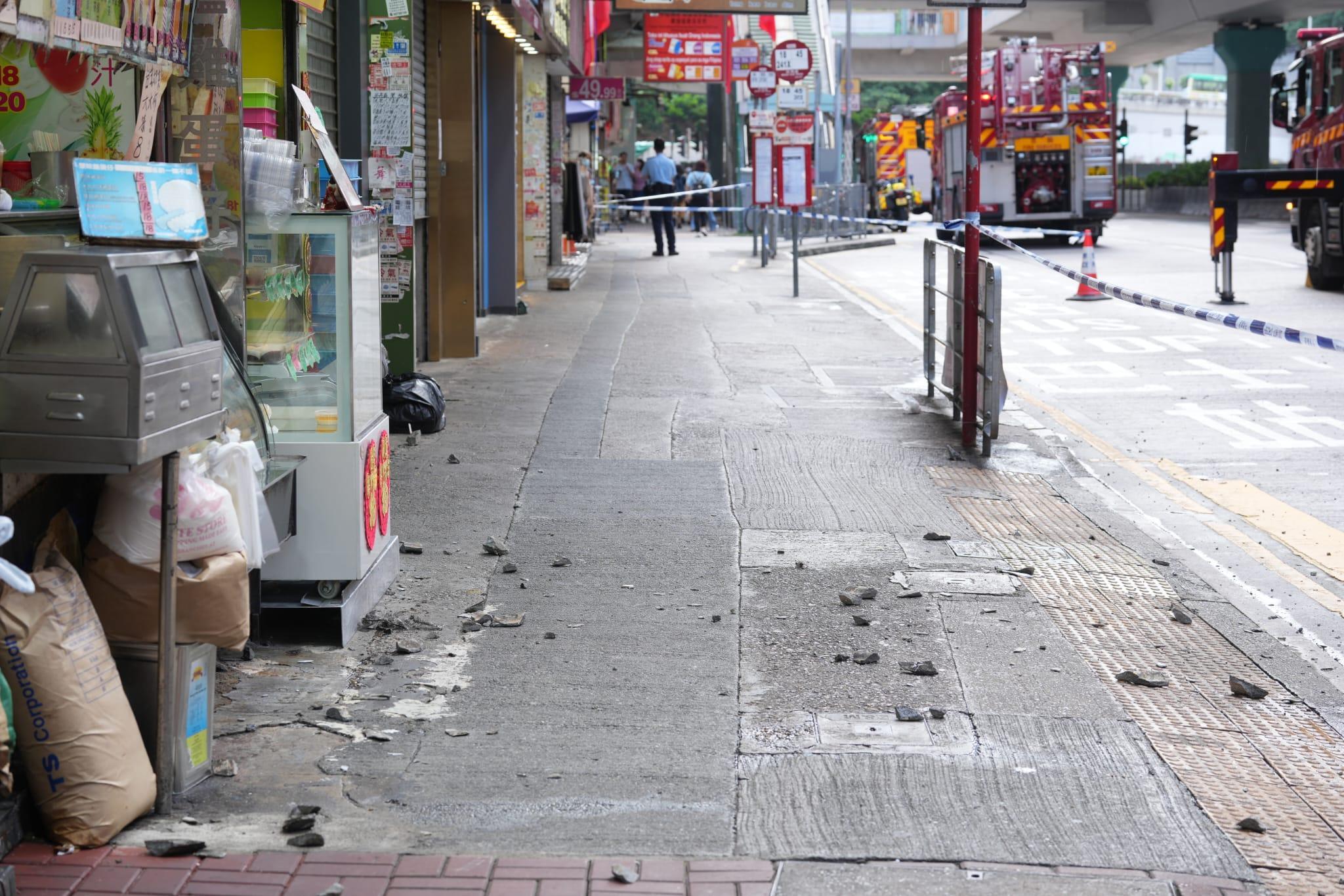 旺角道寶安大廈再有石屎剝落墮下,散落在路面。(陳奕釗攝)