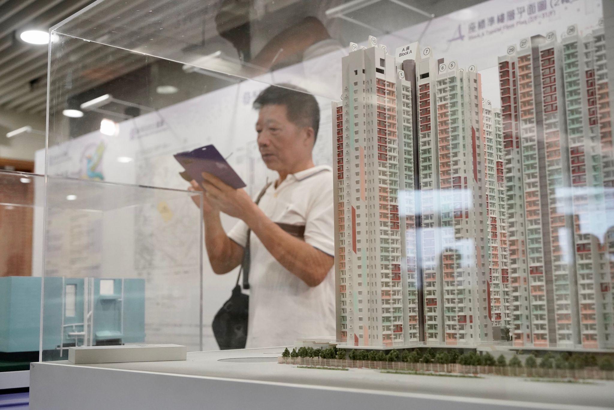 居屋2023|新一期居屋及「白居二」今起接受申請,不少市民在樂富房委會早上8時開門前已經到場排隊領取表格及交表。(陳國峰攝))