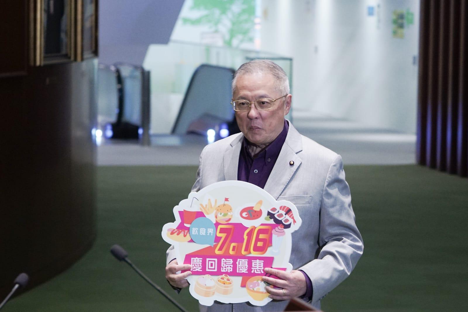 張宇人宣布本周日再推71折優惠活動。(李睿哲攝)