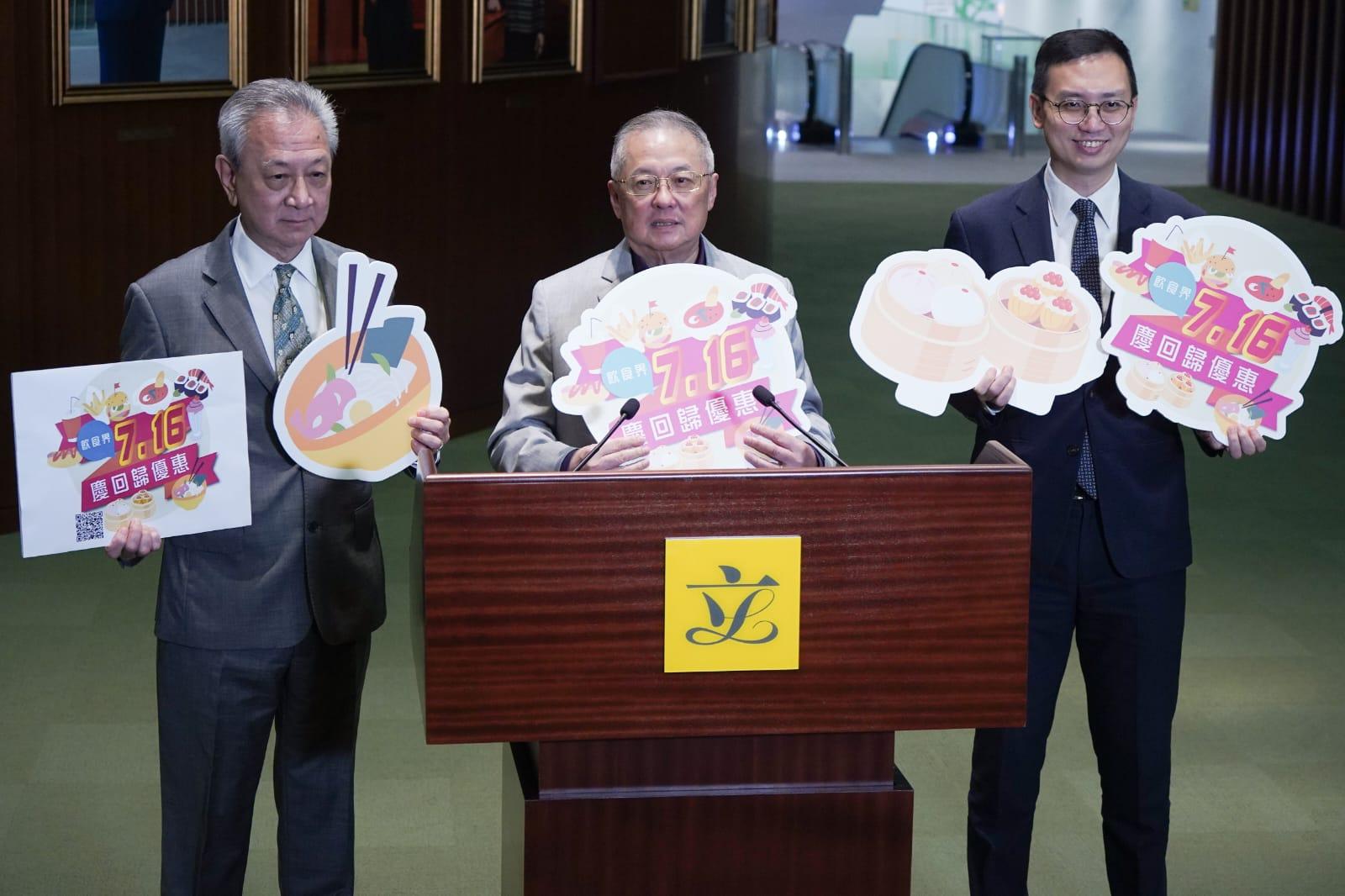 飲食界本周日再推71折優惠活動,以慶祝香港回歸。(李睿哲攝)