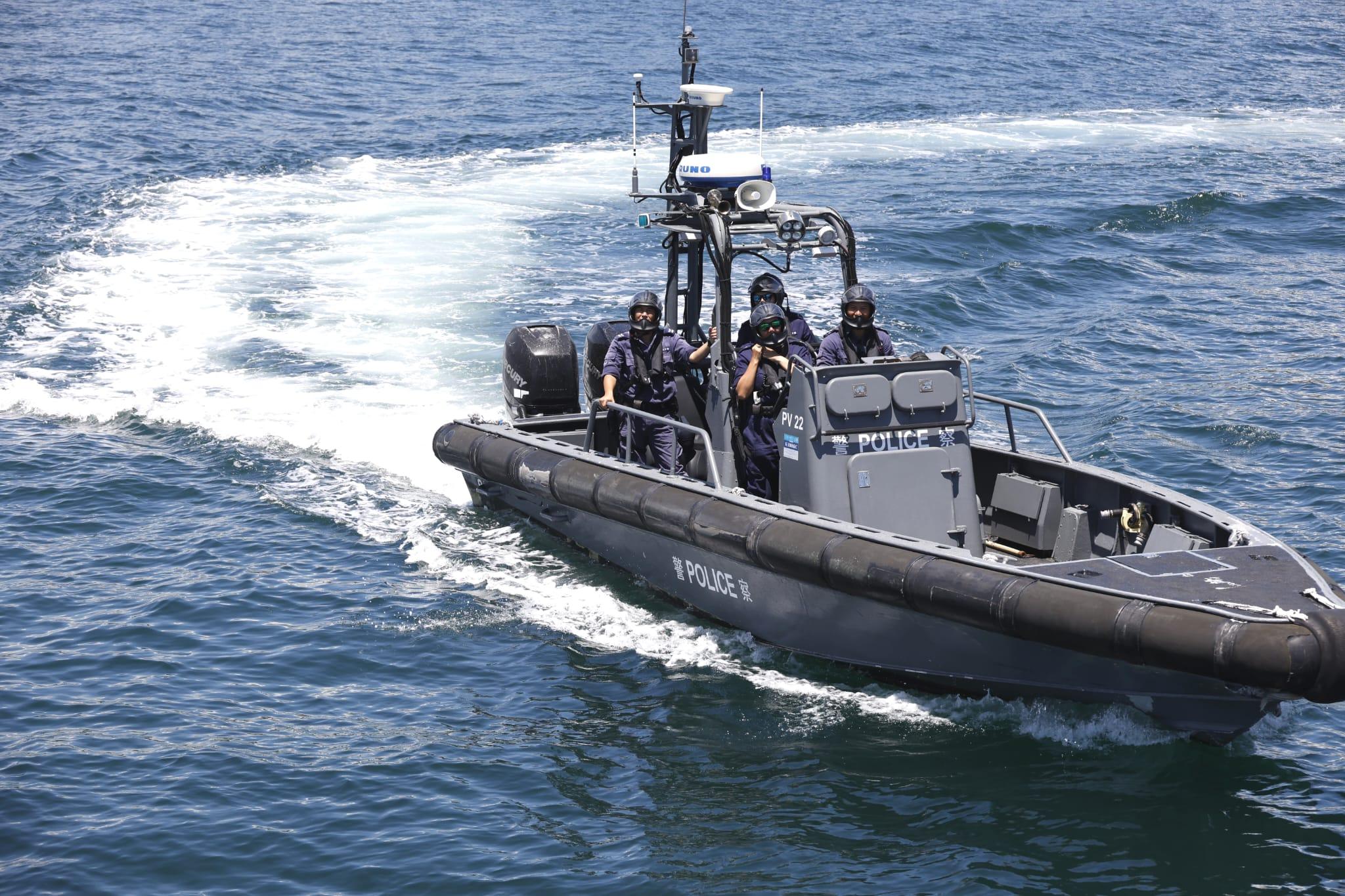 在發現鯨魚水域附近,有水警及漁護署船隻巡邏,勸喻船隻如發現鯨魚切勿靠近。(林俊源攝)