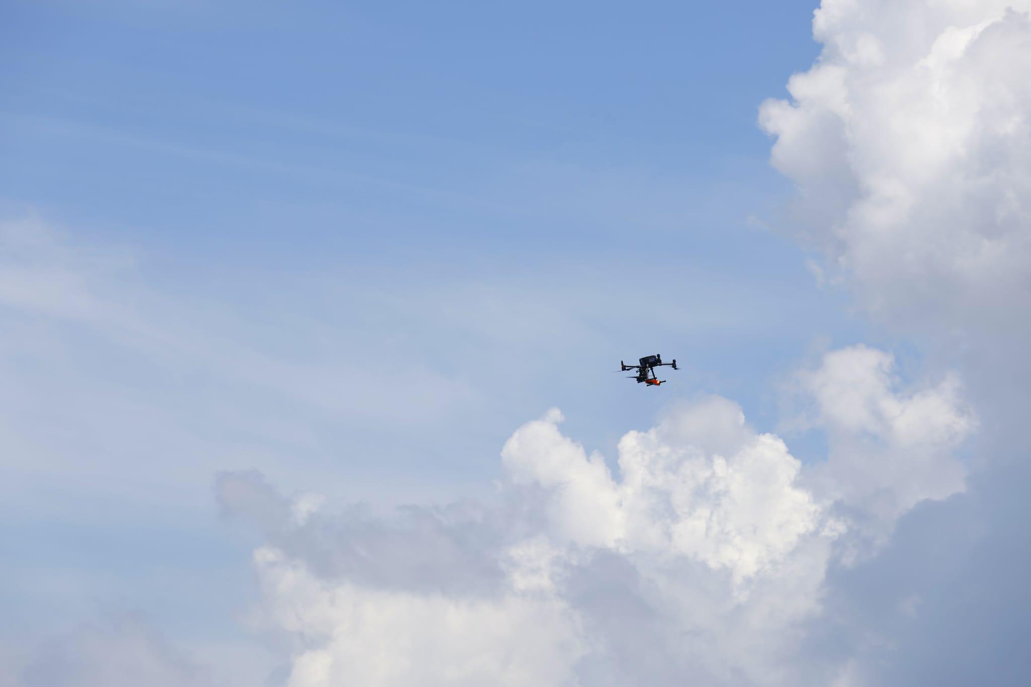 在發現鯨魚水域附近,有水警及漁護署船隻巡邏,人員出動航拍機視察。(林俊源攝)