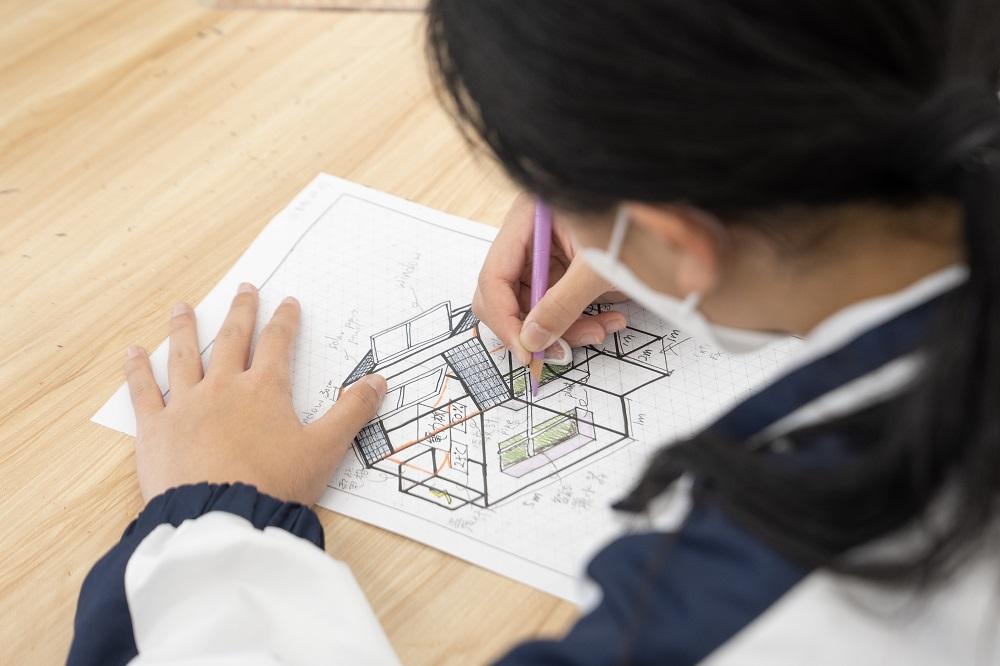 學生了解溫室效應的原理後,利用立體繪圖、雷射切割的技術及編程知識,製造一個智能溫室。