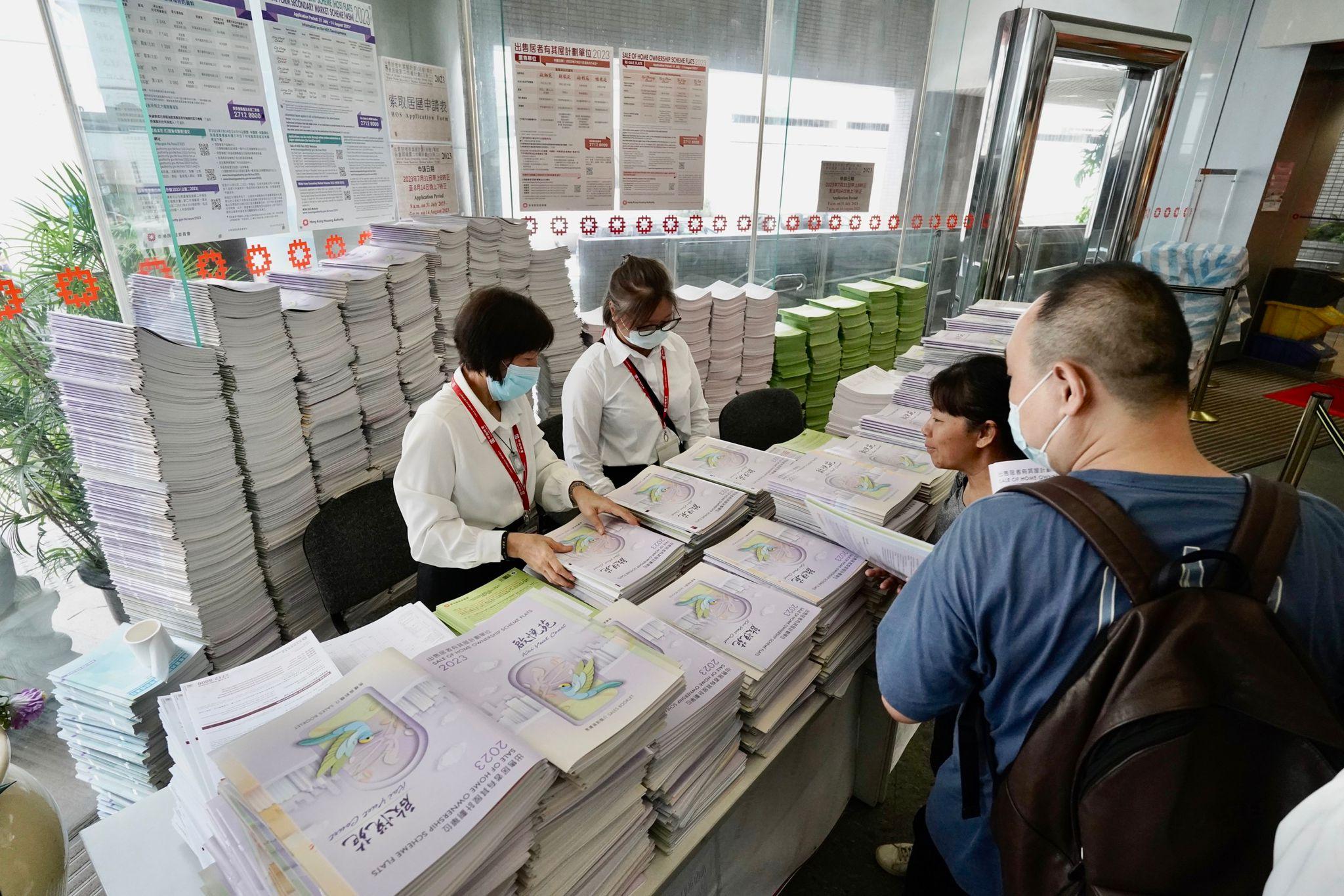 居屋2023|新一期居屋及「白居二」今起接受申請,不少市民在樂富房委會早上8時開門前已經到場排隊領取表格及交表。(陳國峰攝)