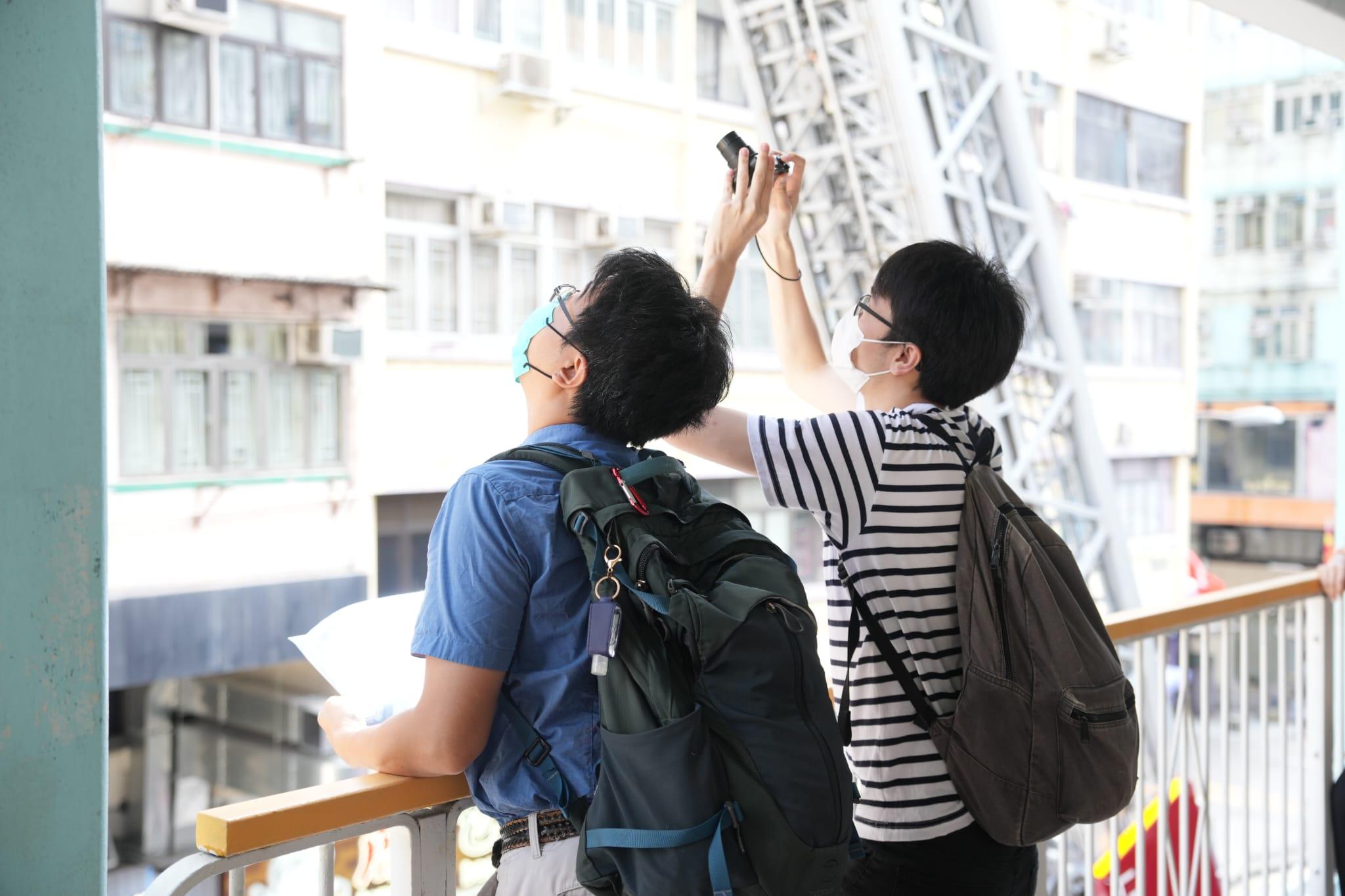 屋宇署職員在現場紀錄。(陳奕釗攝)