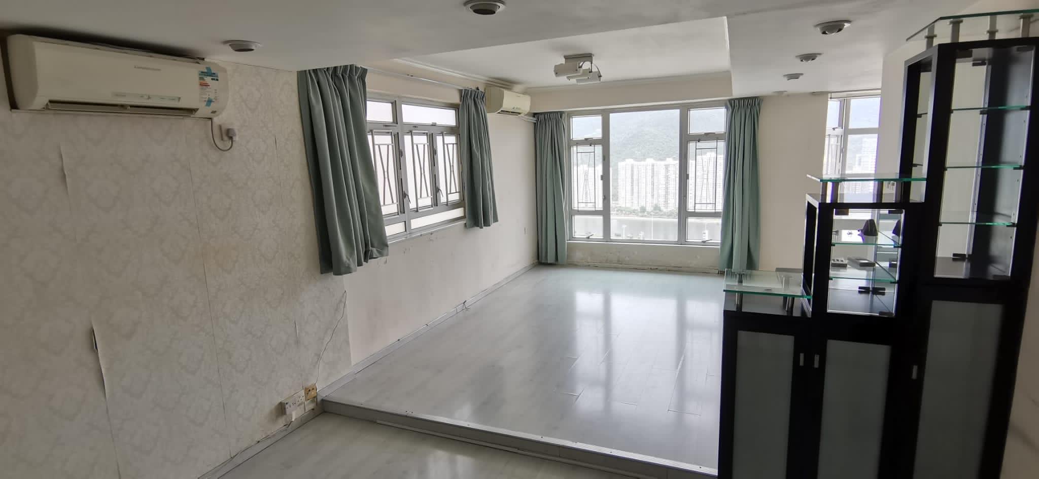 單位景觀望無遮擋馬場景,室內光線充沛。