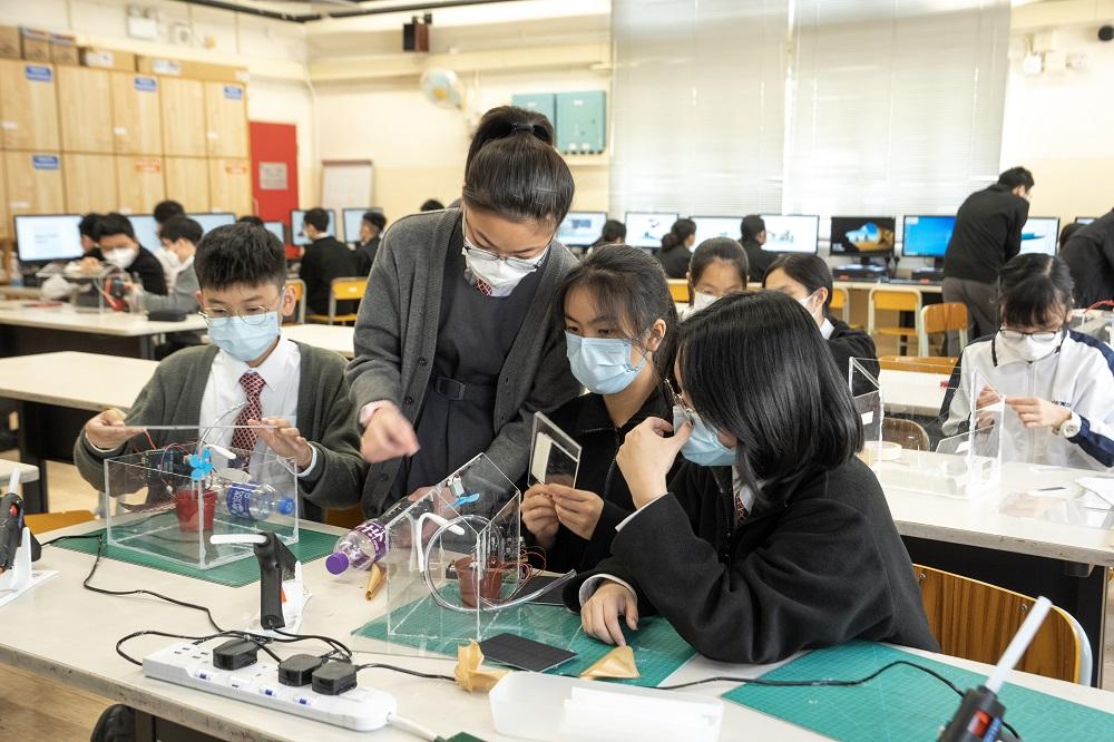 學生了解溫室效應的原理後,利用立體繪圖、雷射切割的技術及編程知識,製造一個智能溫室。
