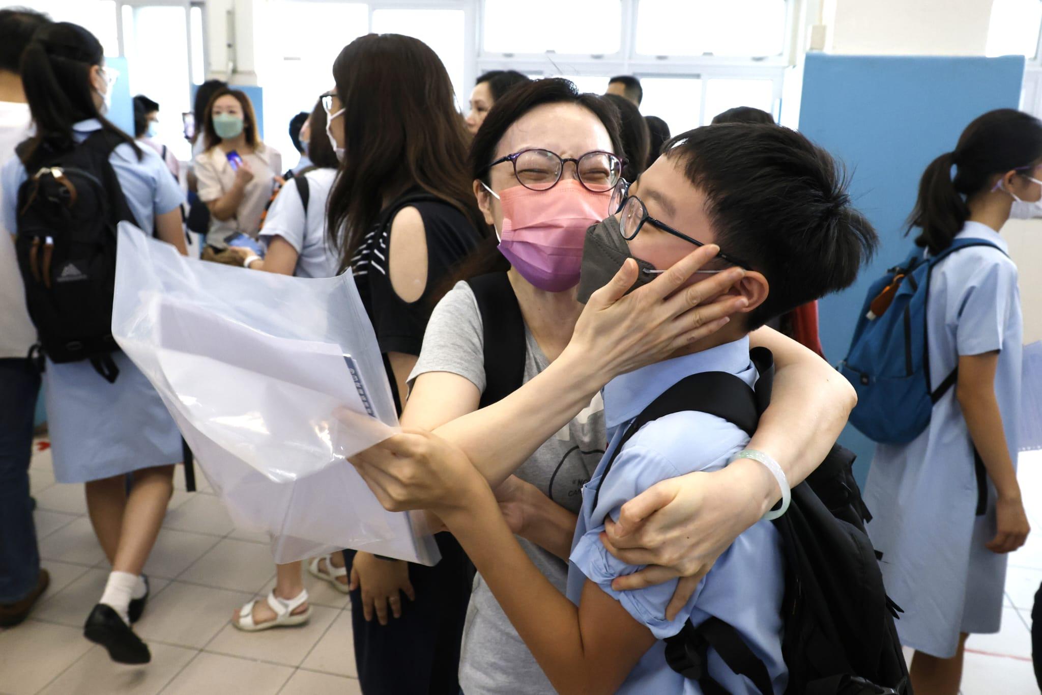 升中派位結果今日公布,有學生和家長得知成績後開心擁抱。(林俊源攝)