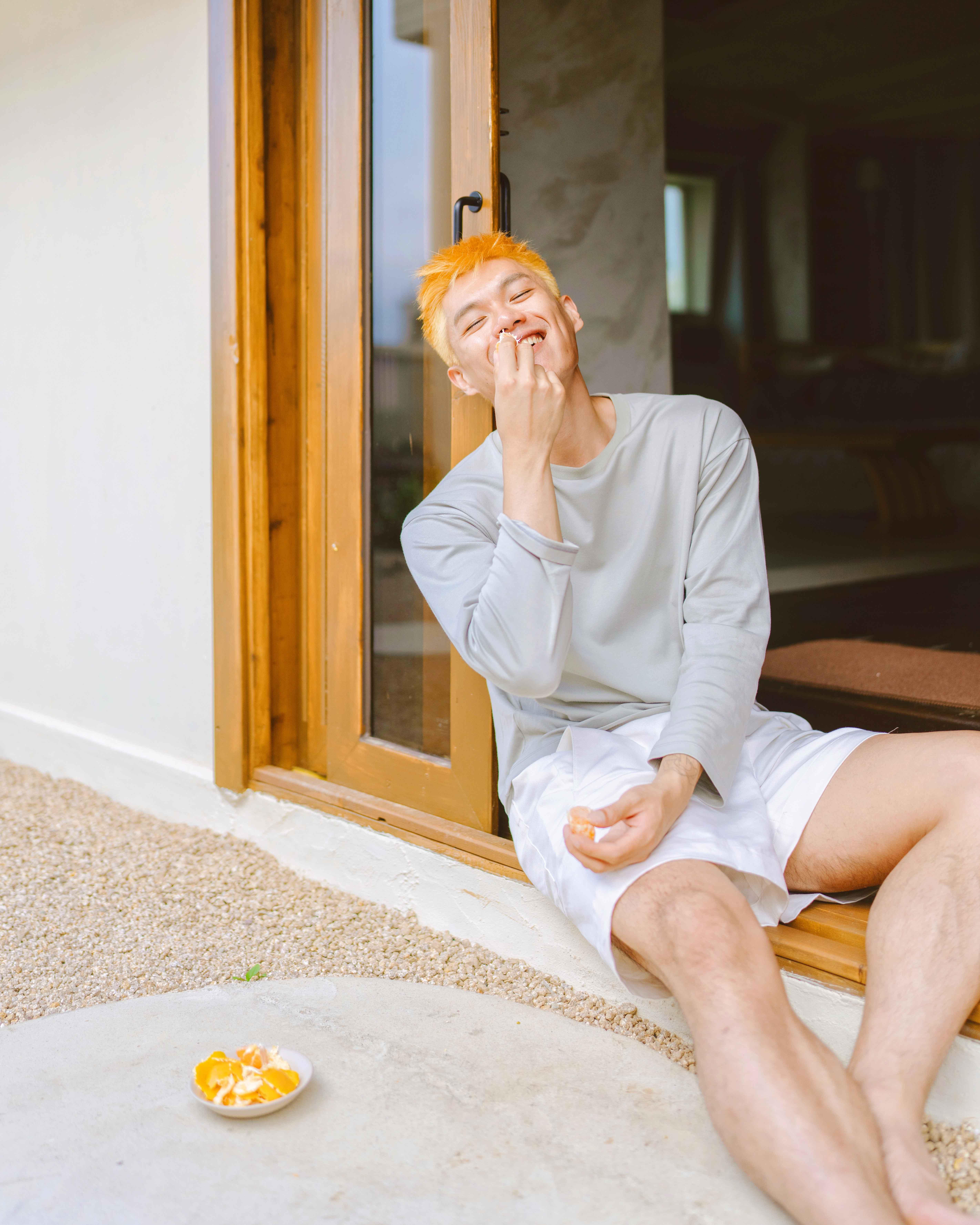 柯煒林染橙金色頭在濟州島拍攝首本寫真集《Oranju》。