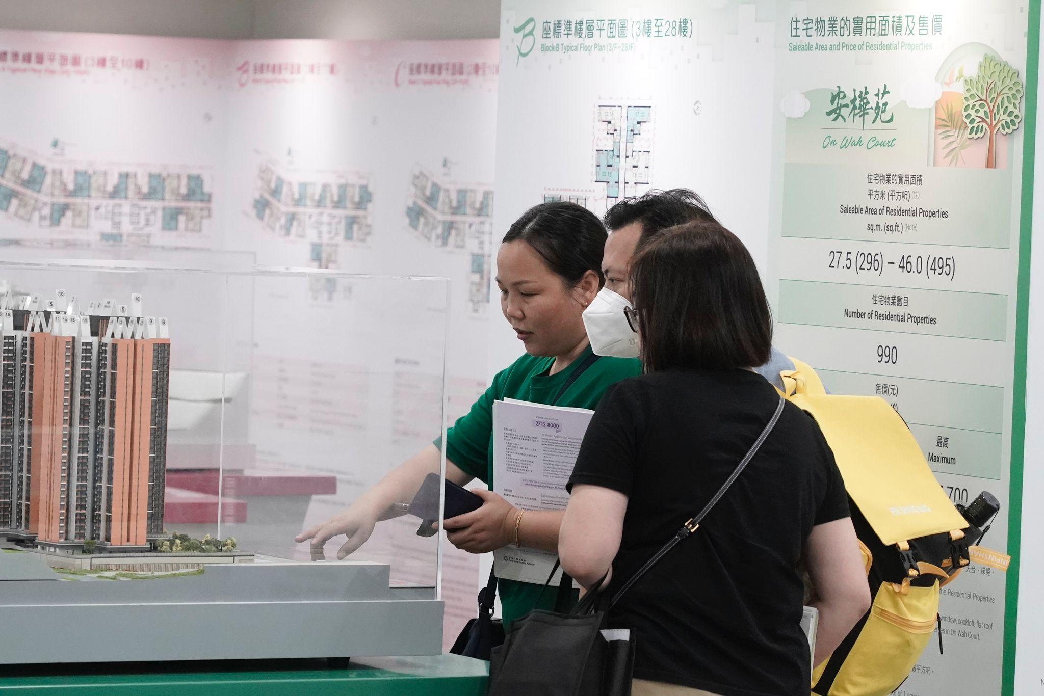 居屋2023|新一期居屋及「白居二」今起接受申請,不少市民在樂富房委會早上8時開門前已經到場排隊領取表格及交表。(陳國峰攝)