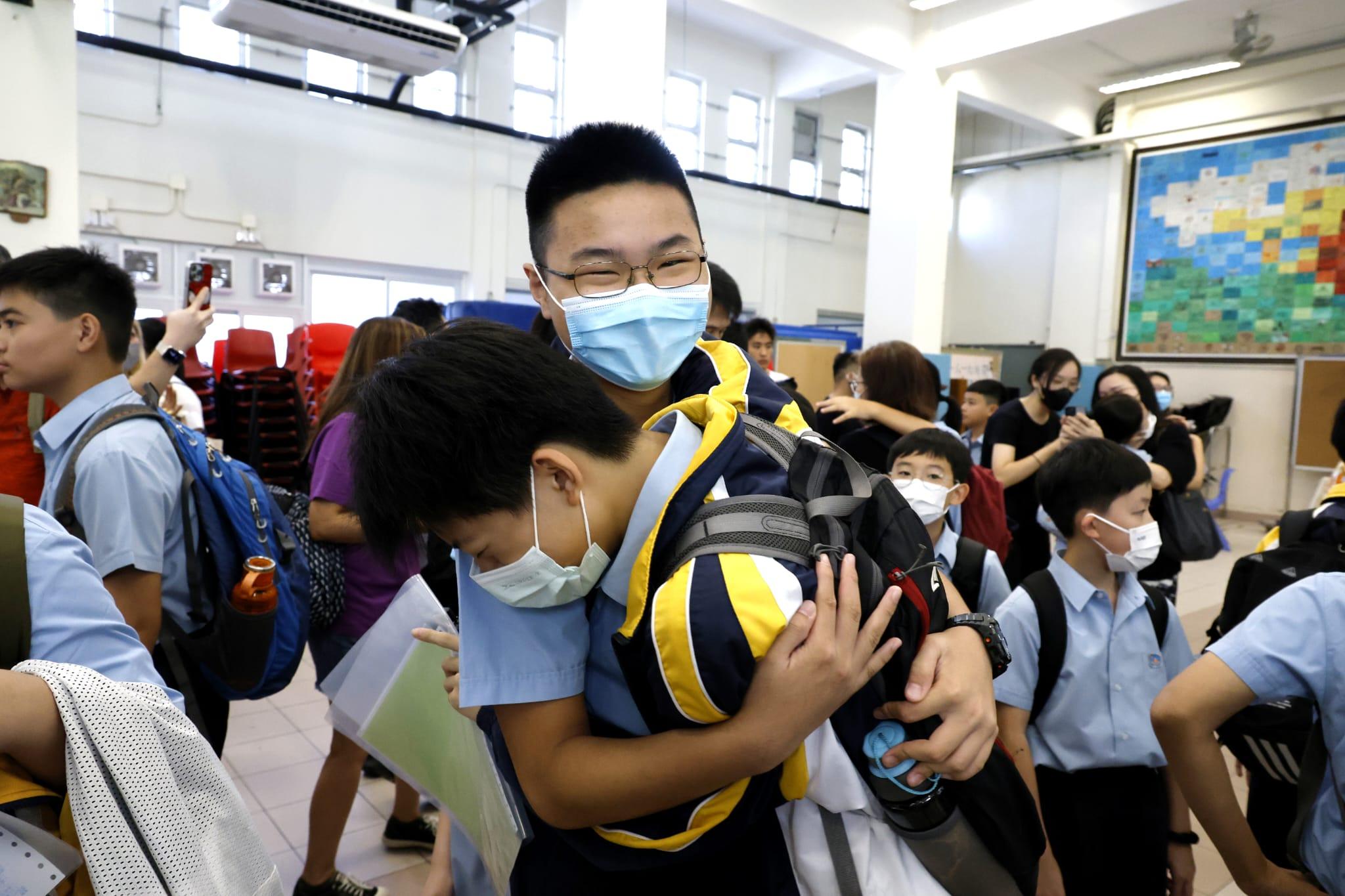 有同學開心擁抱。(林源俊攝)