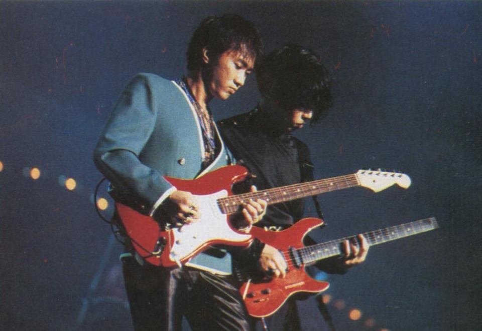 黃家駒與黃貫中在1991年演唱會合作《灰色軌跡》尾奏solo令人津洋樂道。(網上圖片)