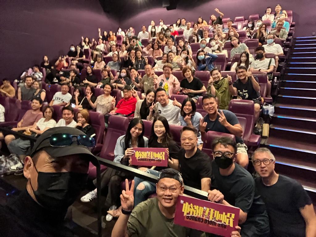 發哥謝票當然要自拍。