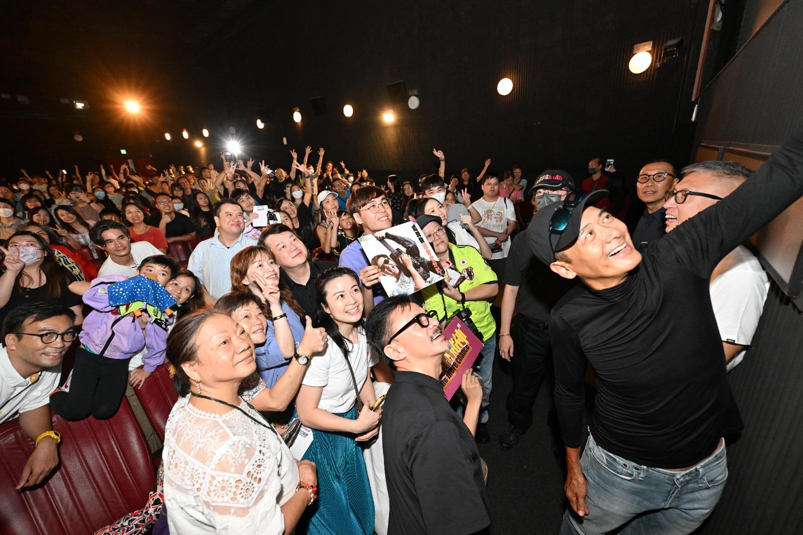 發哥現身千人場,與觀眾自拍。