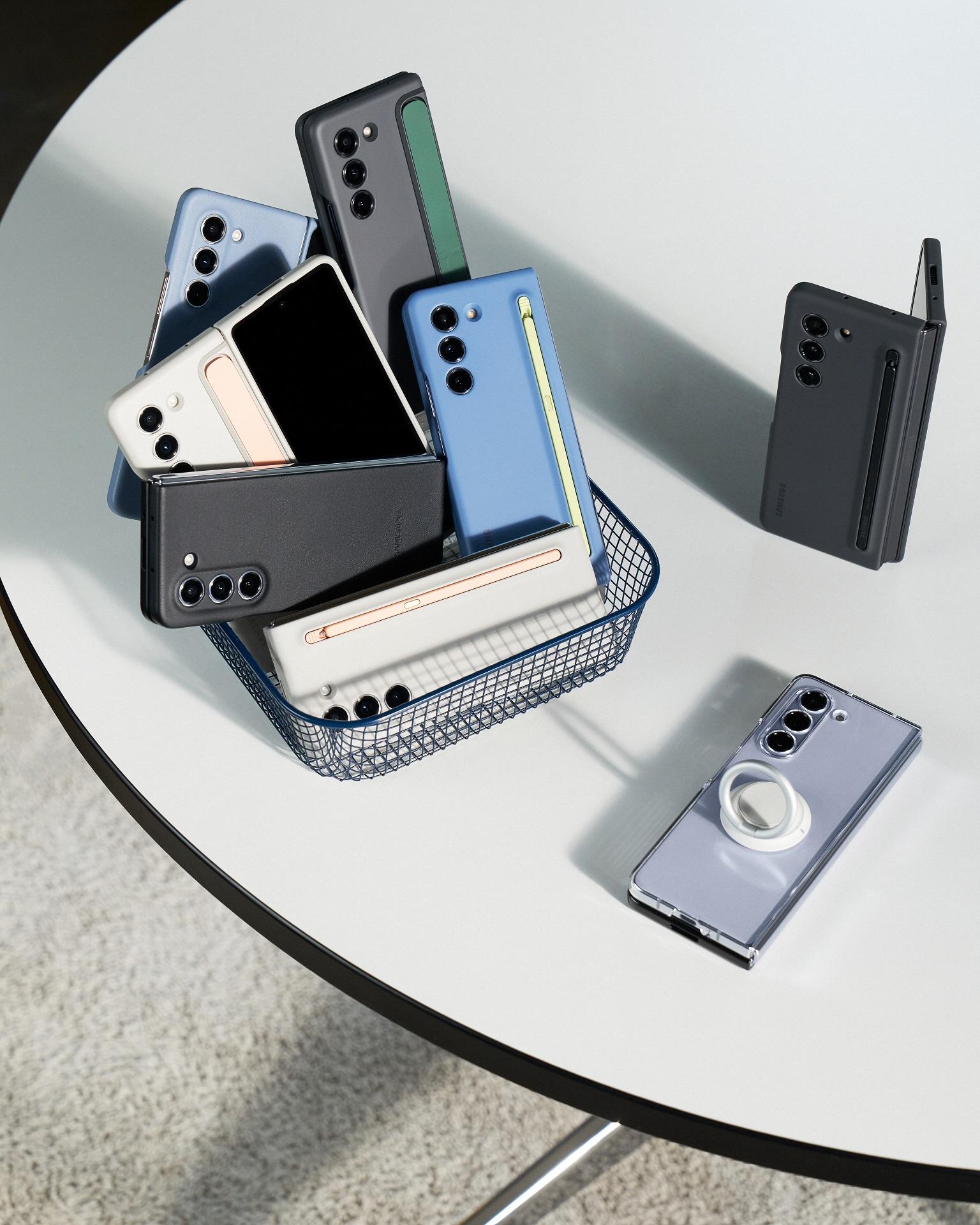 大量專屬保護套,當中附S Pen收納的款式採用平整機背設計,不會像上代般凸出。