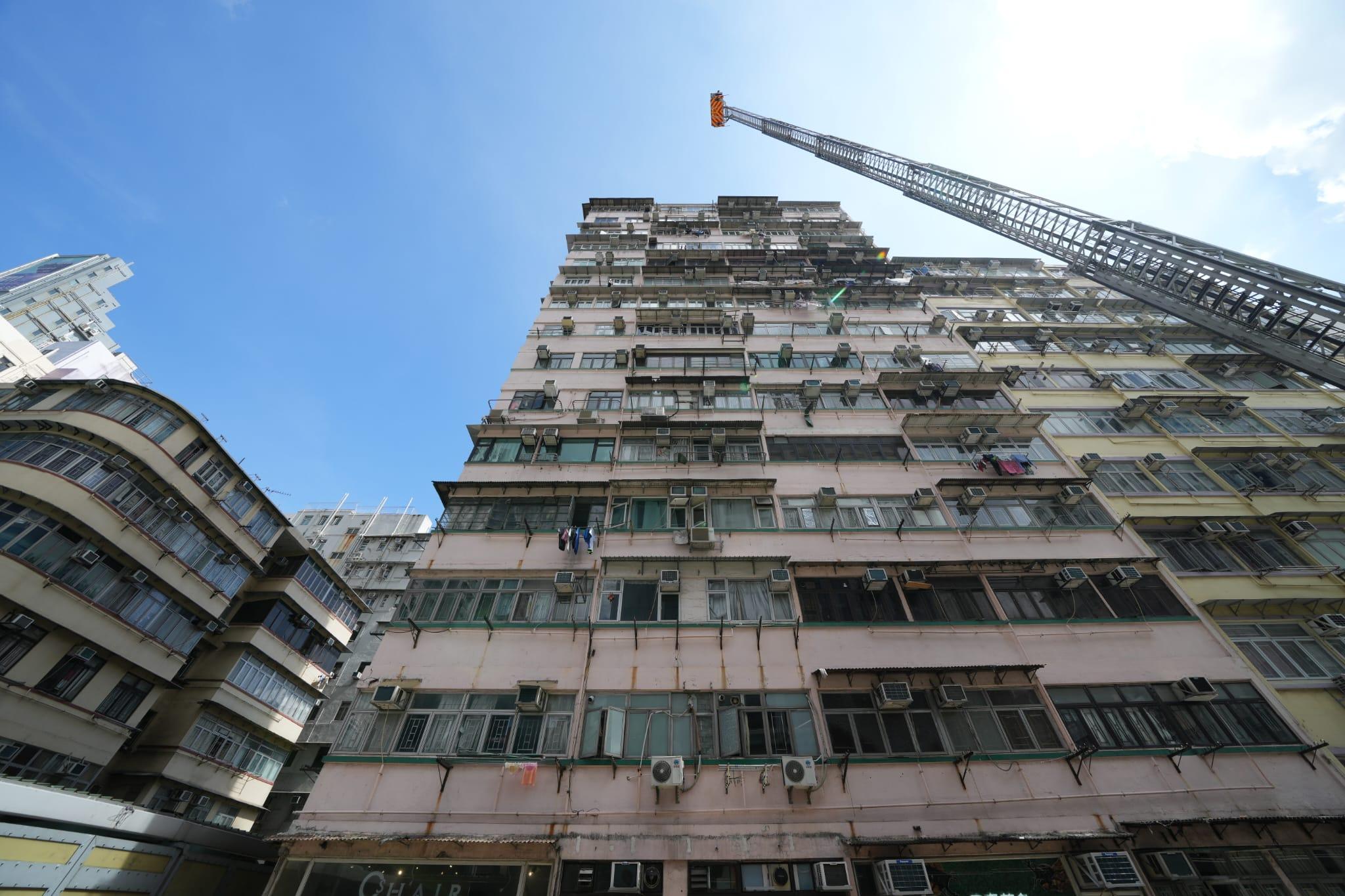 消防員架起雲梯檢查。(陳奕釗攝)