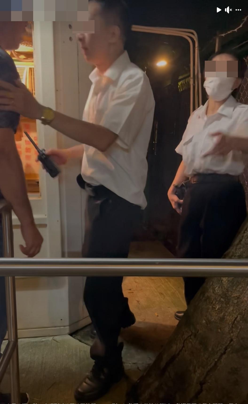 勸諌開閘的街坊與女保安互罵。(網片截圖)