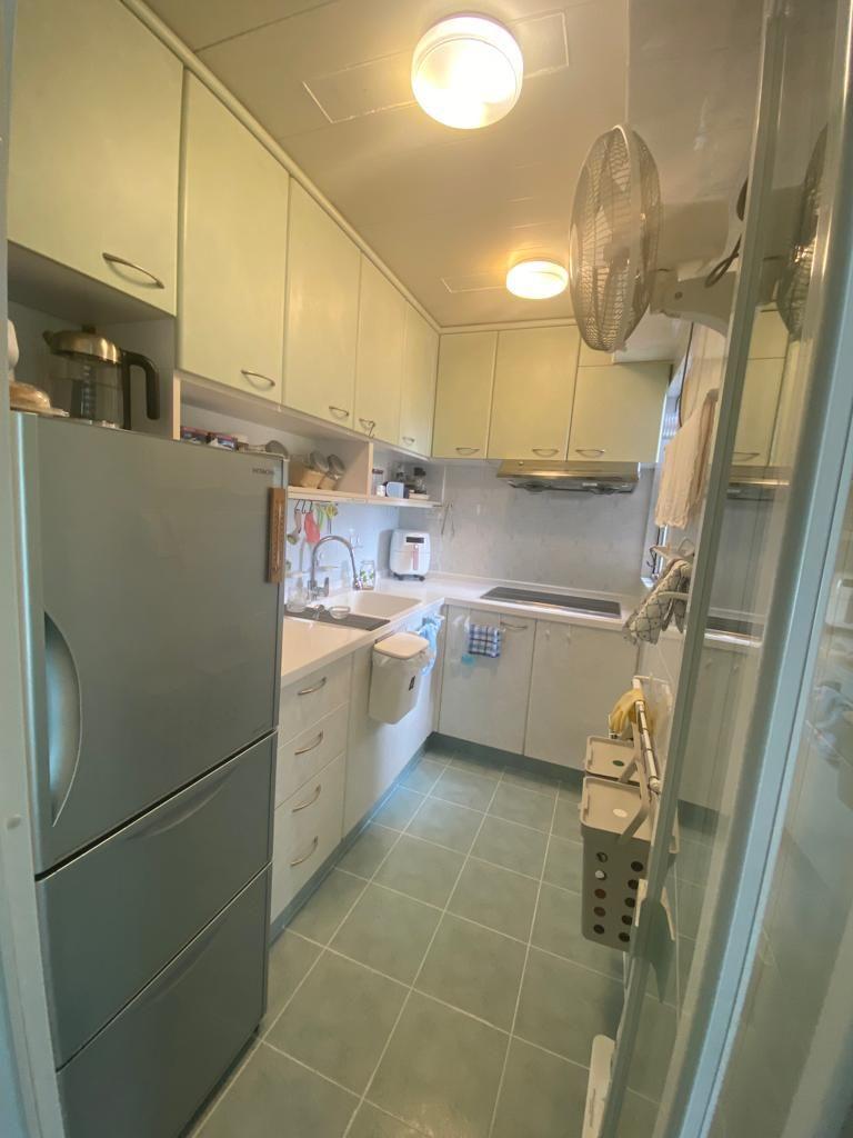 廚房設有大量收納櫃,十分實用。